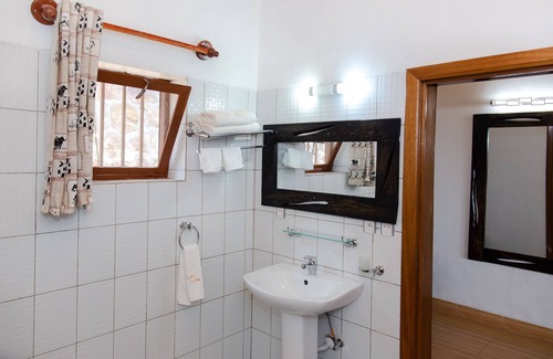 Buhongo House | Room-serene Lake View Lodge in Kayove, R