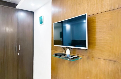 Hauz Khas Village Hotel | Roomshala 114 The Locals - Hauz Khas