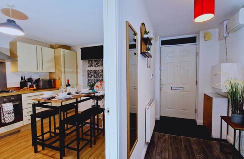 Telford House | Roomy Spark Home with Parking, Garden, Wi-Fi