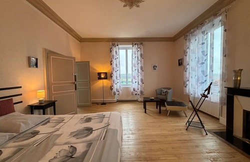 Le Blanc Bed & Breakfast | "Rose" Room in Mansion with Parking and Vehicle Charging - Le Blanc