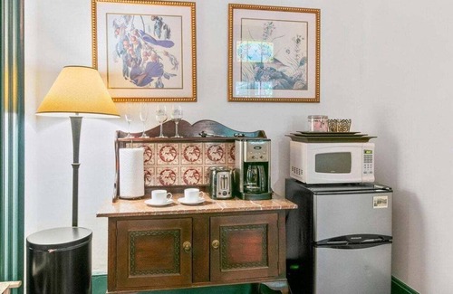 Skyland Apartment | Rose Room of the Blake House romantic couples getaway near Asheville w/free Biltmore pass