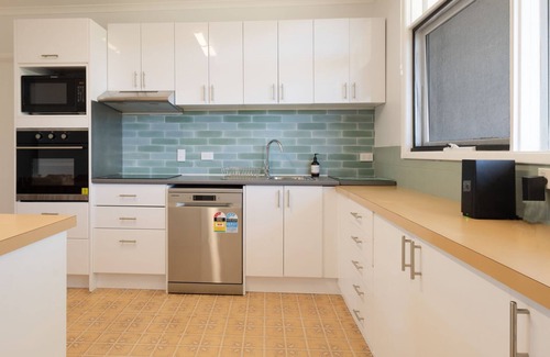 Warrnambool Apartment | Rosella Perch - Stones throw to the Warrnambool Race Course