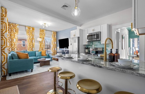 Westside Norwich Apartment | Royal Flush-6 King Beds-1.8 Mi. To Mohegan