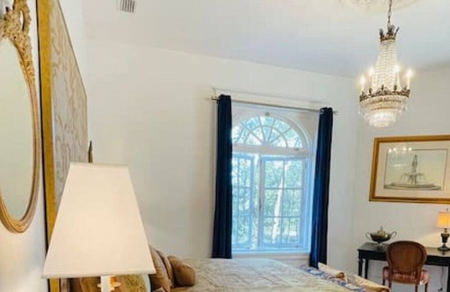 Hannon Park House | Royal Suite! 2Ba/1Ba/HUGE Balcony & Living Room.