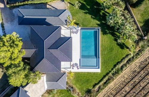Plaissan Bed & Breakfast | Royal Tiki Lodges - Maison d'hôtes avec Piscine chauffée Jacuzzi- Chambres ou Villa entière - Villa SCL