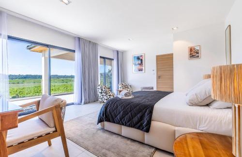 Plaissan Bed & Breakfast | Royal Tiki Lodges - Maison d'hôtes avec Piscine chauffée Jacuzzi- Chambres ou Villa entière - Villa SCL