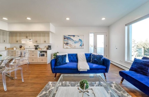 West Edmonton Apartment | RoyalBlueWildOasisCornerPNHSEKingBedU/G Wi-fi