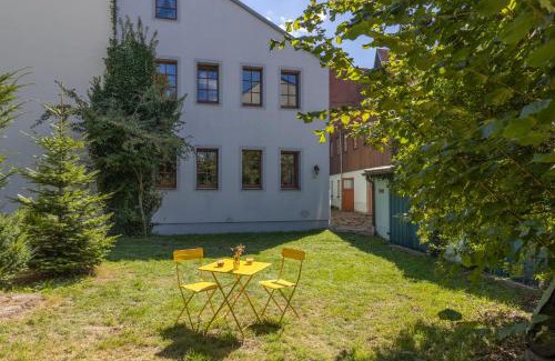 Domviertel Apartment | Ruhiges Zimmer mit Gartenblick & Schreibtisch