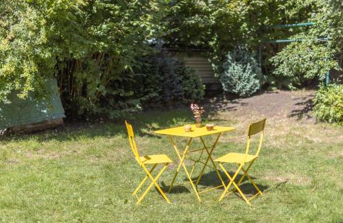 Domviertel Apartment | Ruhiges Zimmer mit Gartenblick & Schreibtisch