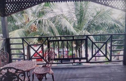 Kuala Kedah Ski Chalet | RUMAH KAYU ED BEACH Cafe