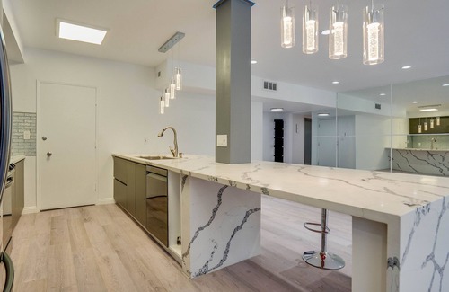 Hollywood Hills Apartment | Runyon Canyon Park Modern Apartment With Beautiful View Pool - Hot Tub - Parking