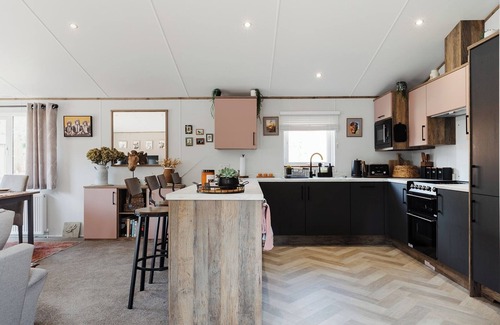 Ryde Cabin | Rural Lodge - Sleeps 4 - Parking - Fishing Lake