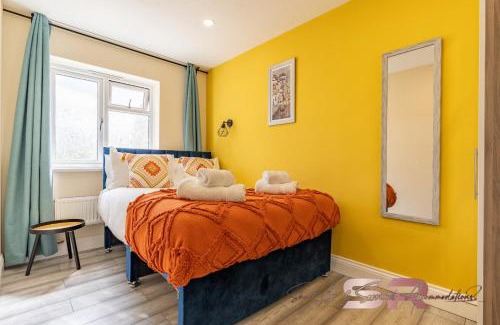 Yeading House | Rush House by SR Short Lets & Serviced Accommodation Heathrow Windsor - Perfect for Monthly Stay Relocation & Business Contractors Big Groups