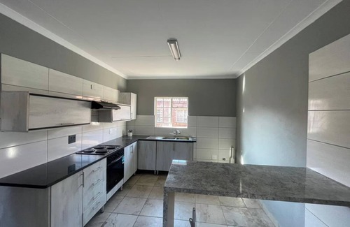 Rustenburg Apartment | Rustenburg Cozy Apartment With Private Entrance & BBQ