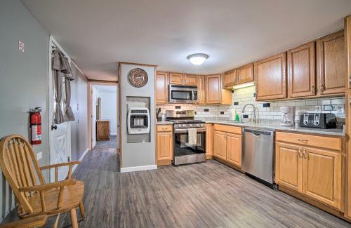 Russell House | Rustic and Modern Russell Cabin with Grill and Deck