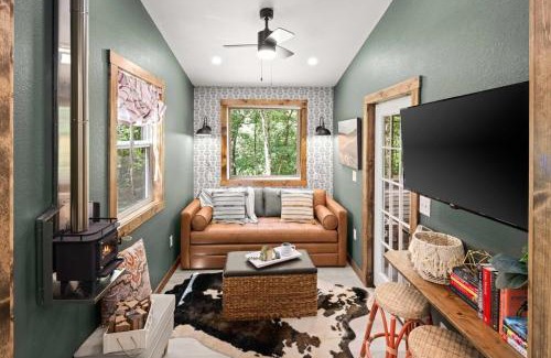 Powell House | Rustic Cabin Retreat - Cozy Stove & Fresh Eggs