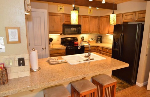 Tennis Village Condo | Rustic Condo with A/C, BBQ & Quick Walk to Spa