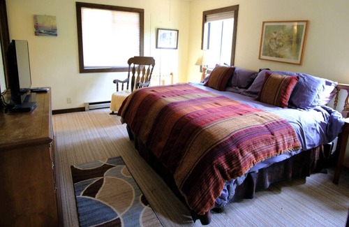 Hendersonville Cabin | Rustic country cabin on mountain top - king bed, hot tub