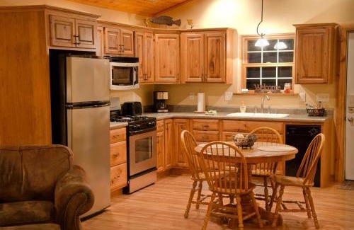 Carbondale House | Rustic Cozy Cabin with Hot-tub in Carbondale, Illinois