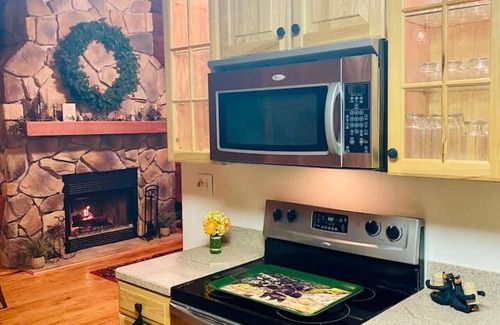 Farmington Cabin | Rustic Fall Cabin w/Hot Tub & Pool Table – Lazy Bear Lodge