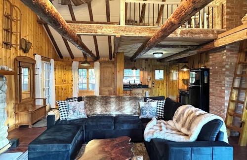 Allenspark Cabin | Rustic Log Cabin near National Park with Hot Tub & Mountain Views