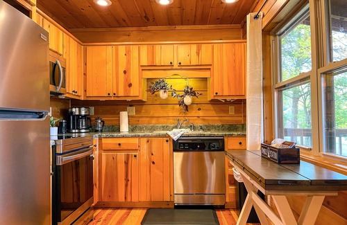 West Jefferson House | Rustic Log Cabin TH | Spacious King Suite | Views | Fire Pit | Walk Downtown WJ