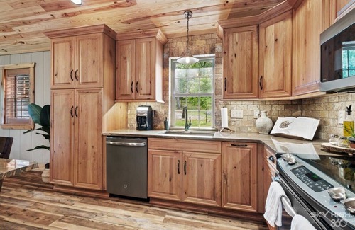 Rogers Cabin | Rustic Luxury | Hot Tub | Beaver Lake