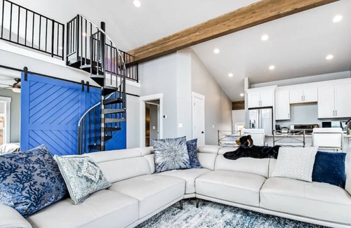 Fish Haven Cabin | Rustic Luxury Modern Cabin Mins to Lake, Trails