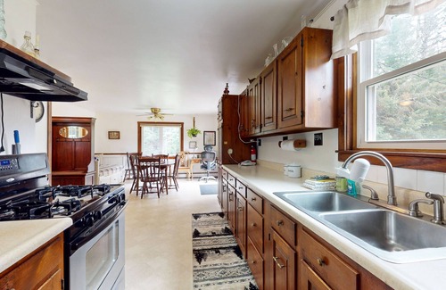 Easton House | Rustic, peaceful dog friendly home with grill, WIFI and nature all around