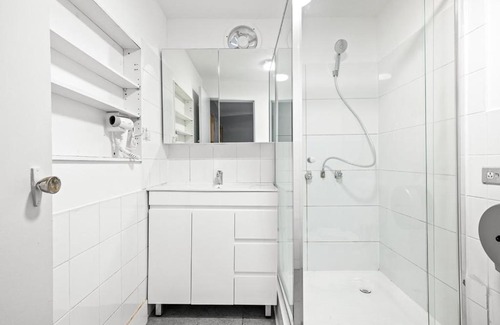 Auburn House | Rustic Queen Room - Conveniently Located - Shared Bathroom