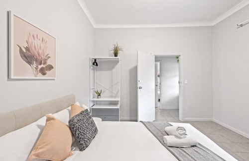 Auburn House | Rustic Queen Room - Conveniently Located - Shared Bathroom