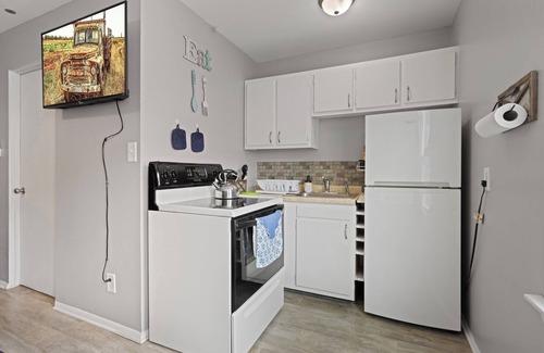 Aurora Apartment | Rustic Spacious Studio/Aurora area/Sleeps 2/Pet Friendly/FREE WI-FI & Parking
