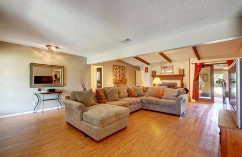 Pecan Springs Springdale House | ⭐️Rustic TexMex Home⭐️Close to Downtown⭐️Big Pool⭐️