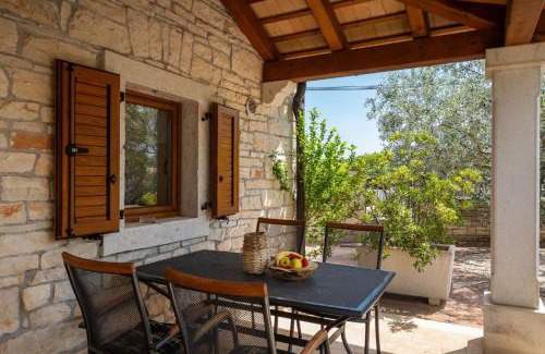 Kringa Villa | Rustic villa Casa Mate with 2 bedrooms in Tinjan