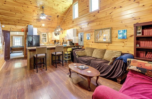 Palestine Cabin | Rustic, Woodsy Cabin in Palestine w/Pool Table!