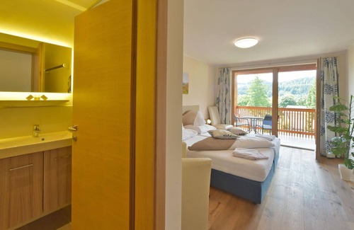 Seeboden Cottage | Süd - See Komfortzimmer Goldeck mit Balkonn - Gästehaus Bärwald
