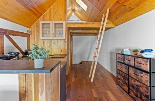 Trebbin Apartment | Sabina Mounteurwohnung Dachboden I 55 Zoll TV I Schlafcouch mit 20cm Matraze 2 weitere Schlafplätze I Küche I Bad