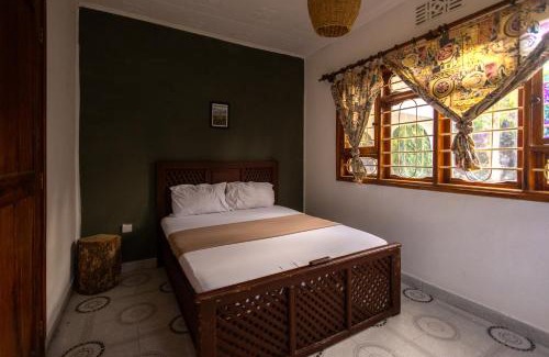 Arusha Bed & Breakfast | Safari Adventures-House