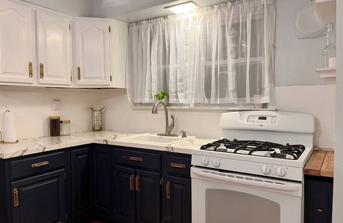 Southeast Yonkers Apartment | Safe Neighborhood w parking, Walking distance pubs & MetroNorth-30 mins to NYC