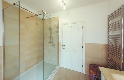 Eastbourne Apartment | Saffrons Sunset - central, chic 2nd floor flat