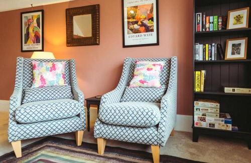 Eastbourne Apartment | Saffrons Sunset - central, chic 2nd floor flat