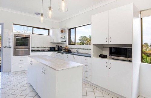 Culburra Beach Cottage | Saltbush Cottage - Pet Friendly - 1 Min Walk to Beach