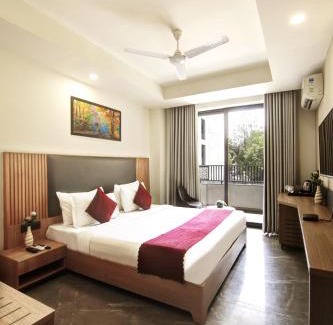 DLF Phase 3 Hotel | Saltstayz Premier - Cyber Hub