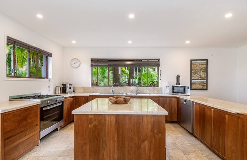 McLeods Shoot House | Samkara Byron - Hinterland property with stunning ocean and light house views.