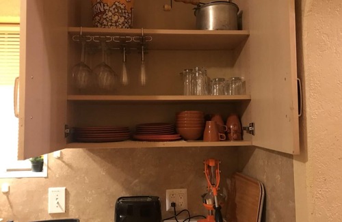 South Central Houston Apartment | SANCTUARY: Huge 2/1 apt, K & Q BR, wifi, W&D. Near MedCntr, DT, NRG, TSU/UH