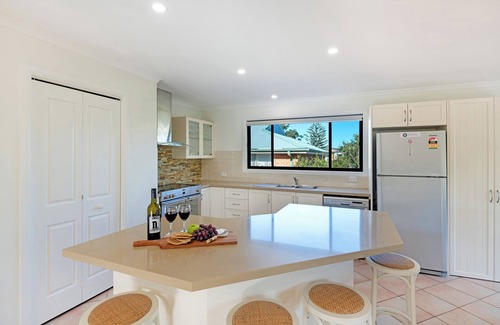 Vincentia House | Sanddancers: Space & privacy for group travellers moments to white sandy beaches