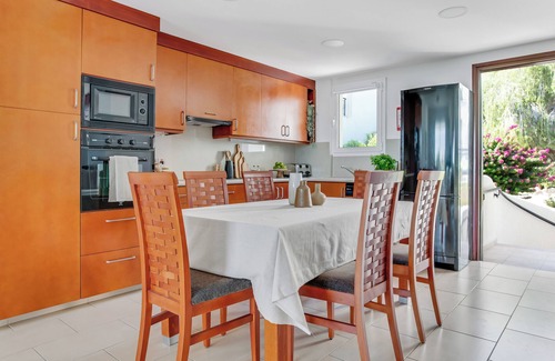 Chlorakas Apartment | Sanders Seaview - Tasteful 2 Bdr Apt