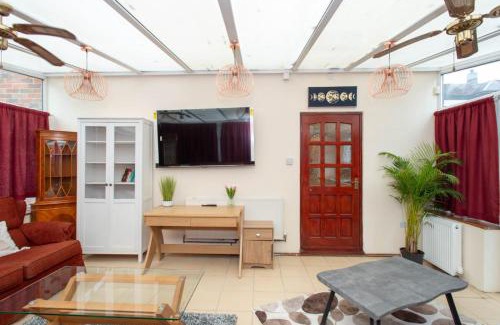 Cray Valley West Hotel | Sanderson Studio Apartments in Bromley, Greater London