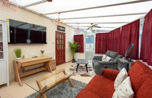 Cray Valley West Hotel | Sanderson Studio Apartments in Bromley, Greater London