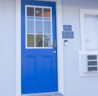 Winnie Hotel | Sands Inn